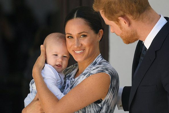 Prince Harry, Meghan et bébé Archie lors d'une réunion avec Desmond Tutu. | Photo : Getty Images
