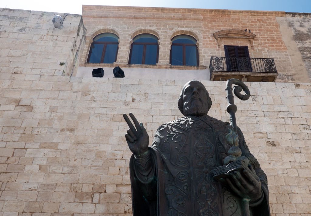 Estatua de San Nicolás en Basílica de San Nicola en el casco antiguo de Bari Vecchia. | Foto: Getty Images.