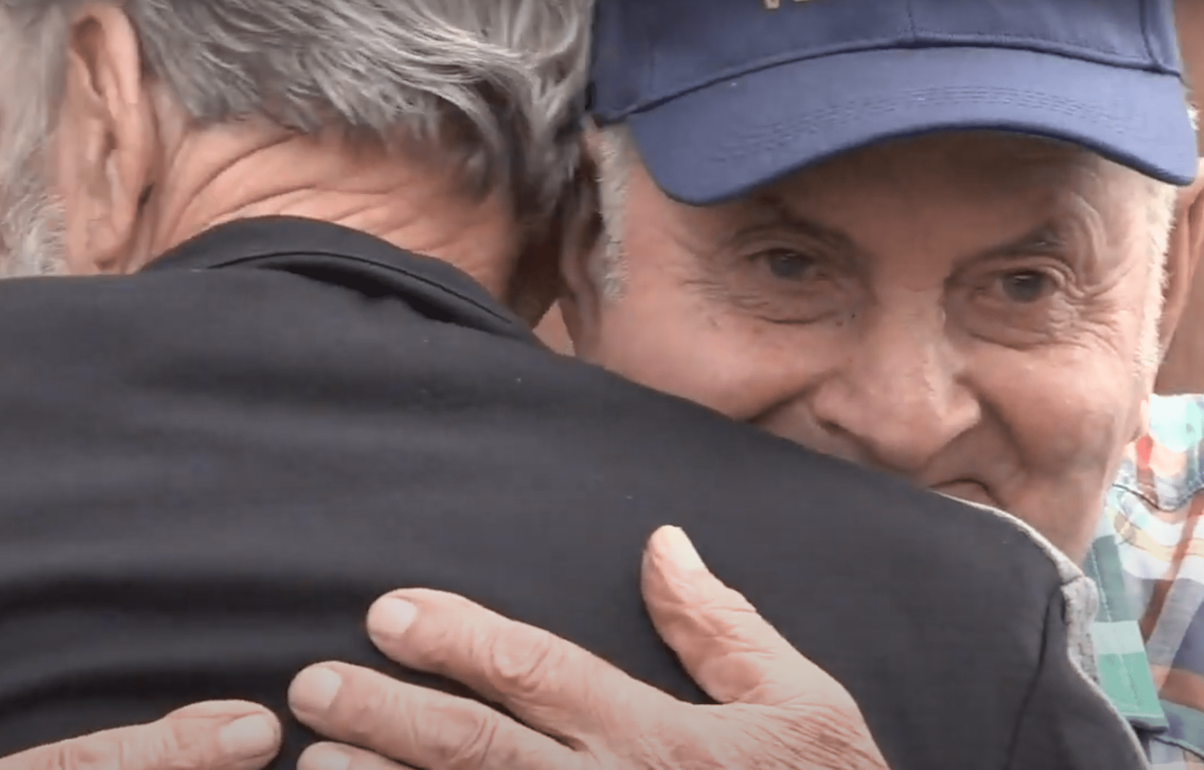 Des frères sont émus en s'embrassant après 79 ans de séparation | Photo : Youtube/69News WFMZ-TV
