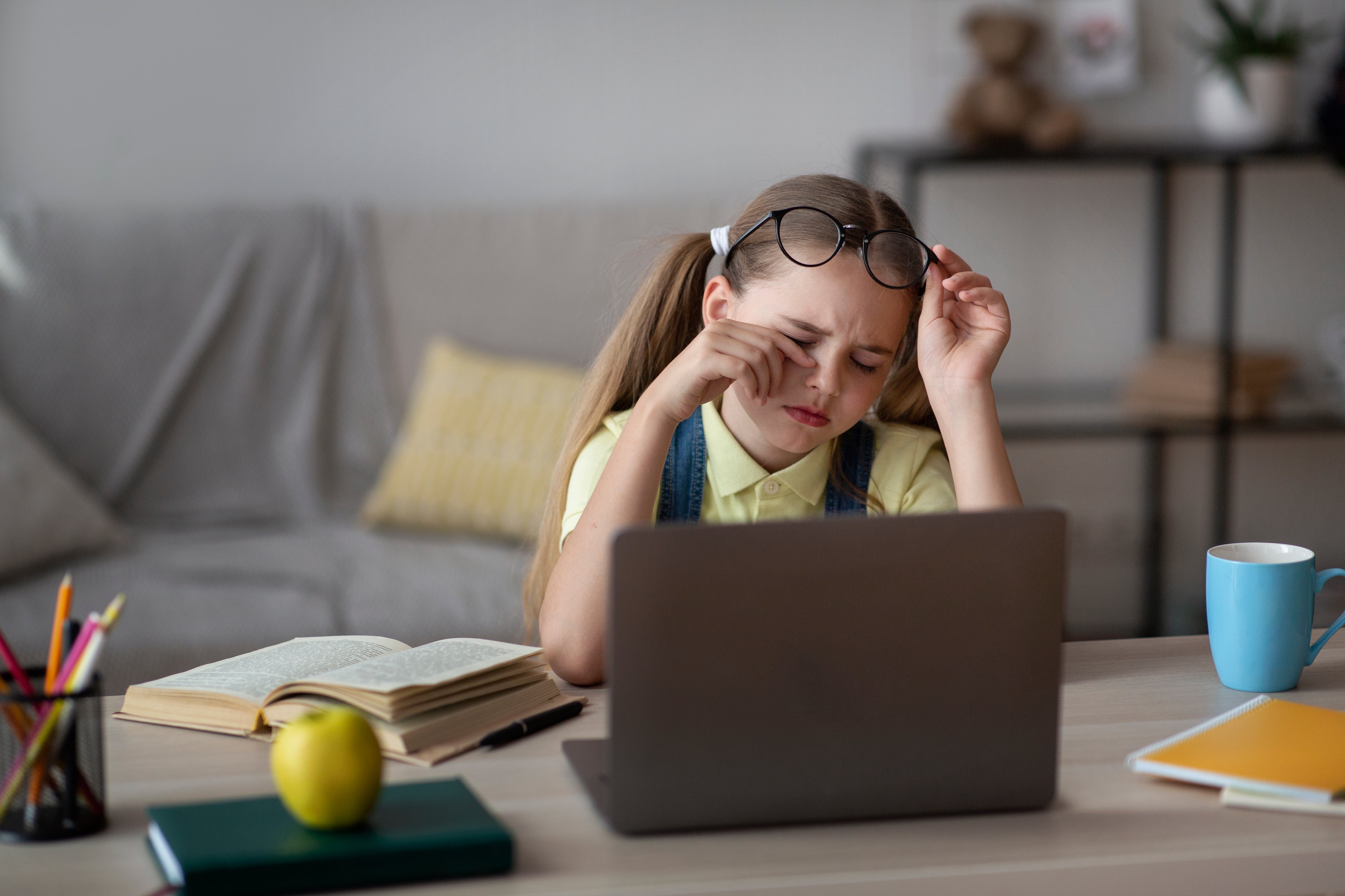 Niña cansada de estudiar. | Foto: Shutterstock