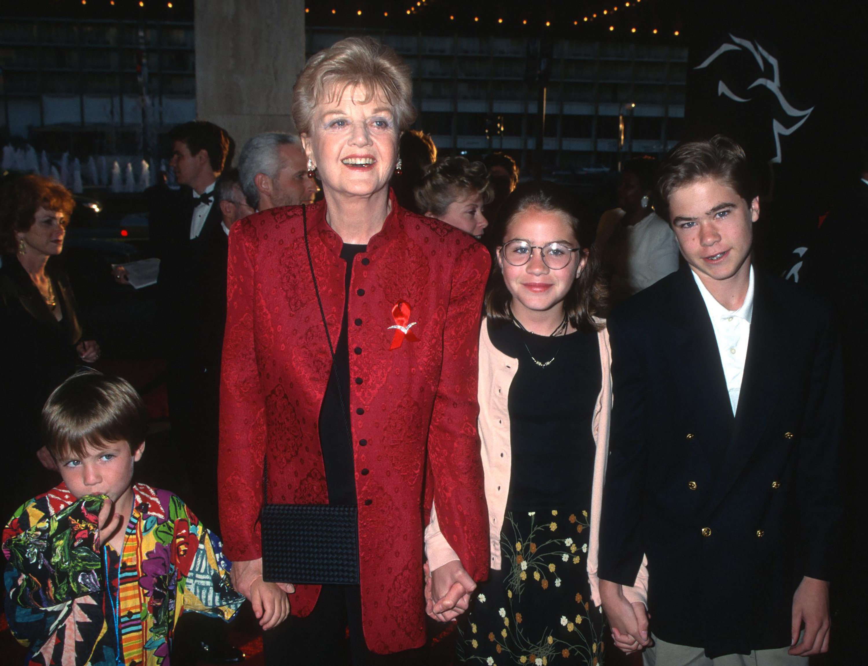 Angela Lansbury and her grandchildren Katherine Shaw, Peter Shaw Jr., and Ian Lasbury at the "Beauty and the Beast" performance at the Shubert Theater in Century City, California on April 13, 1995 | Source: Getty Images