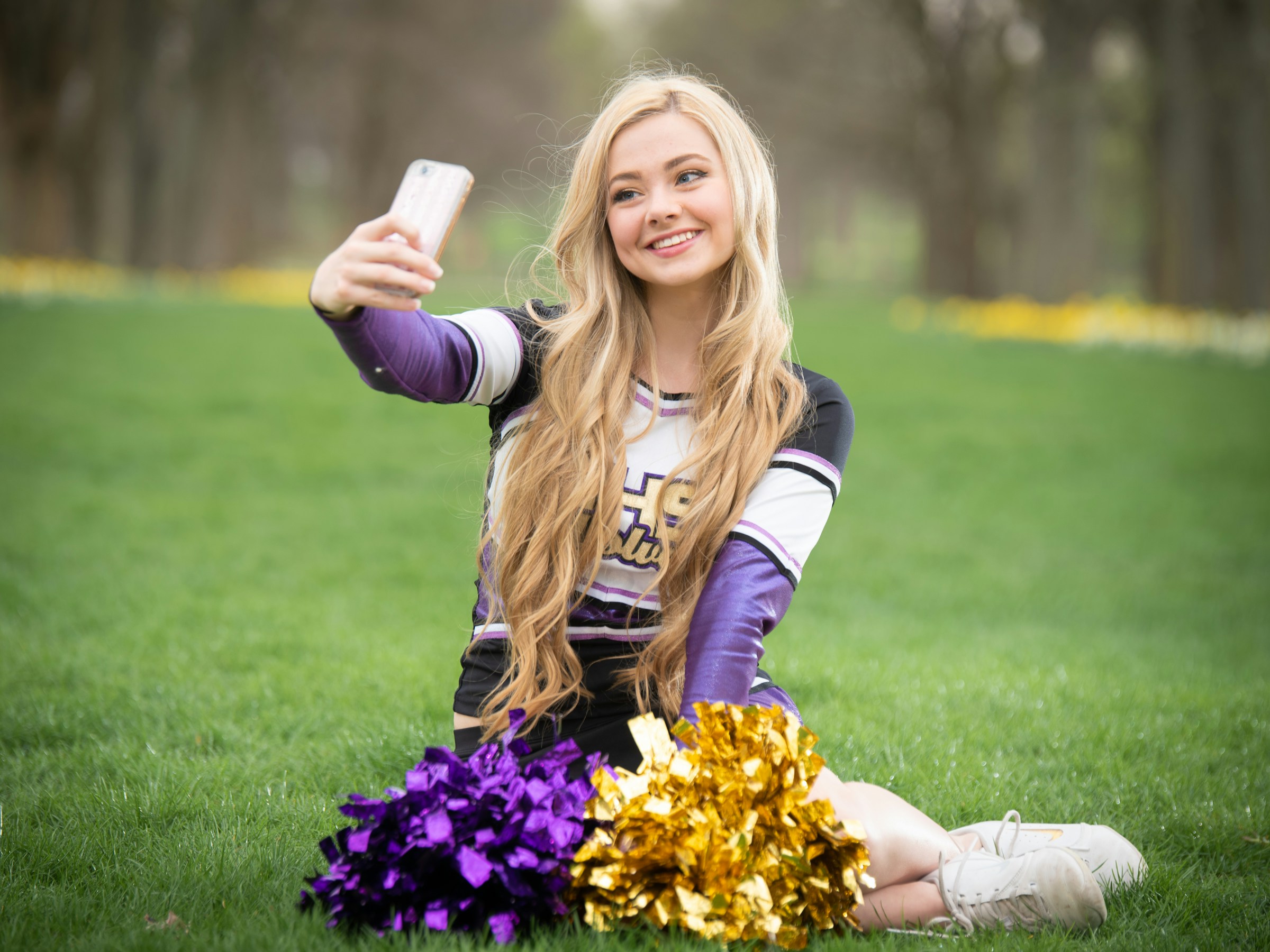 A young cheerleader taking a selfie | Source: Unsplash