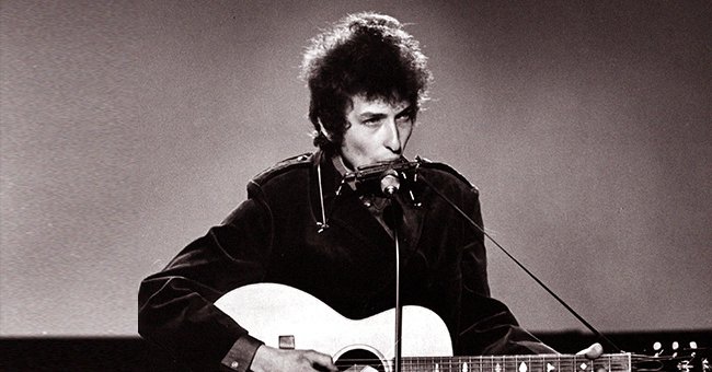Bob Dylan performing at the BBC TV Center on a TV show in the UK, 1965 | Photo: Getty Images 