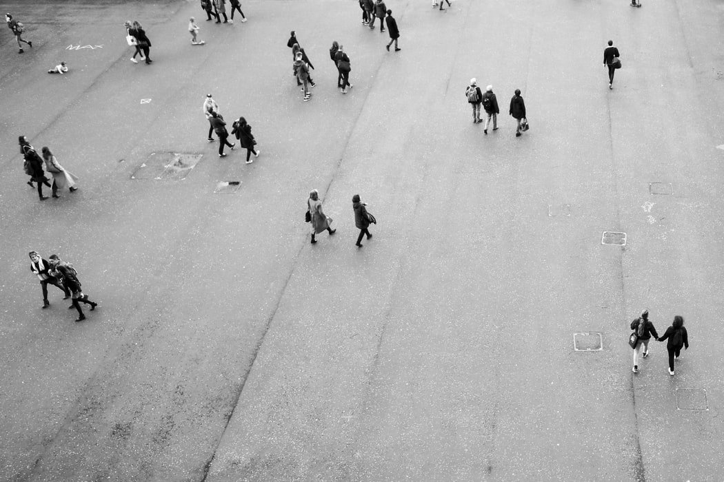 Des gens marchant en ville. l Source : Unsplash