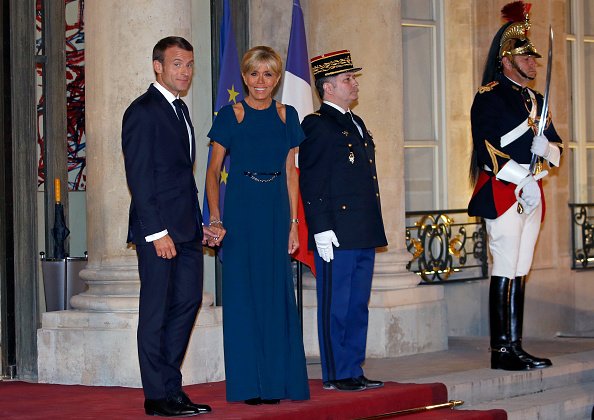 Le président français Emmanuel Macron et son épouse Brigitte Macron attendent le président sud-coréen Moon Jae-in et son épouse Kim Jung-sook avant un dîner d'État au Palais présidentiel de l'Élysée le 15 octobre 2018 à Paris, en France