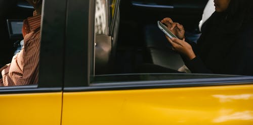 Taxi llevando pasajera en el asiento trasero. | Foto: Pexels