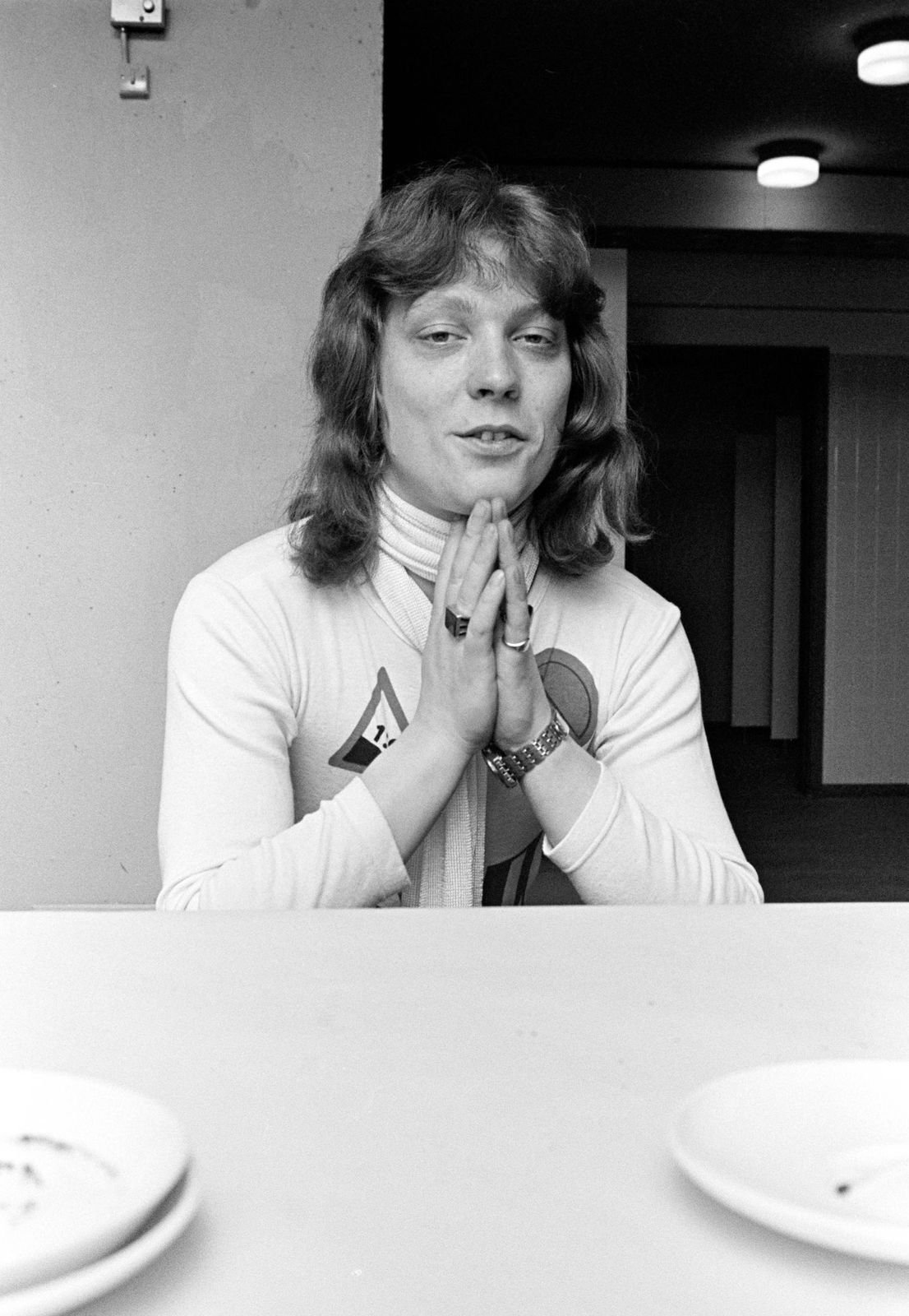 Steve Priest of The Sweet backstage in a dressing room in April 1975 in Copenhagen, Denmark | Photo: Jorgen Angel/Redferns/Getty Images