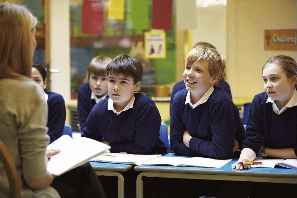 A teacher gets the full attention of her pupils in class | Photo: Pixabay