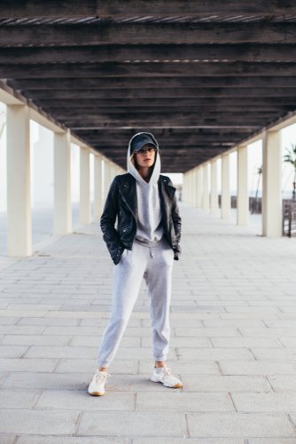Frau in Jogginghose und Schlabberlook | Quelle: Shutterstock
