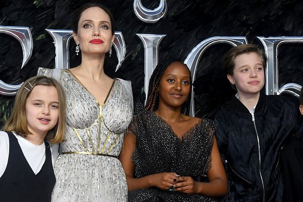 Angelina Jolie con sus hijos, Vivienne Marcheline Jolie-Pitt, Zahara Marley Jolie-Pitt y Shiloh Nouvel Jolie-Pitt, asisten al estreno europeo de "Maleficent: Mistress of Evil" en Odeon IMAX Waterloo el 9 de octubre de 2019 en Londres, Inglaterra. | Foto: Getty Images Angelina Jolie con sus hijos, Vivienne Marcheline Jolie-Pitt, Zahara Marley Jolie-Pitt y Shiloh Nouvel Jolie-Pitt, asisten al estreno europeo de "Maleficent: Mistress of Evil" en Odeon IMAX Waterloo el 9 de octubre de 2019 en Londres, Inglaterra. | Foto: Getty Images