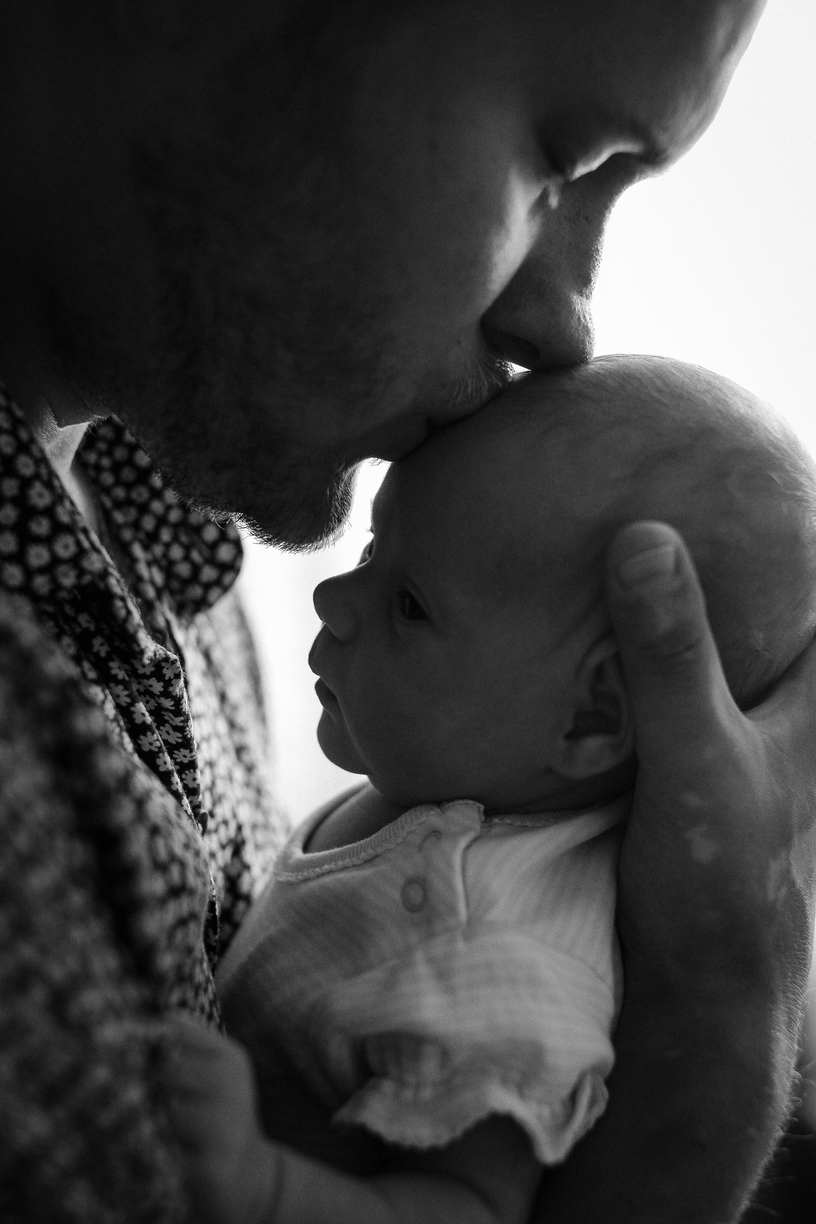 A father kissing his child's forehead | Source: Pexels