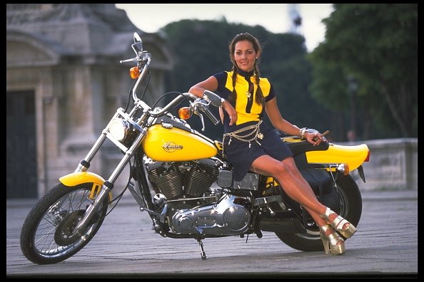 Hermine de Clermont- Tonnerre en una motocicleta en parís. | Foto: Getty Images