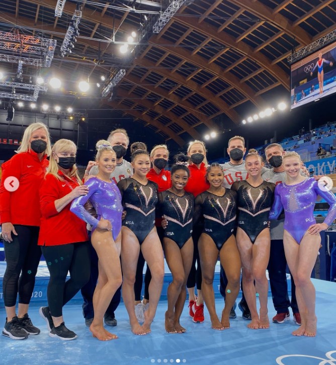 Suni Lee, Simone Biles, and the rest of team US Women's Gymnastics team in an image uploaded on August 15, 2021 | Source: Instagram/sunisalee