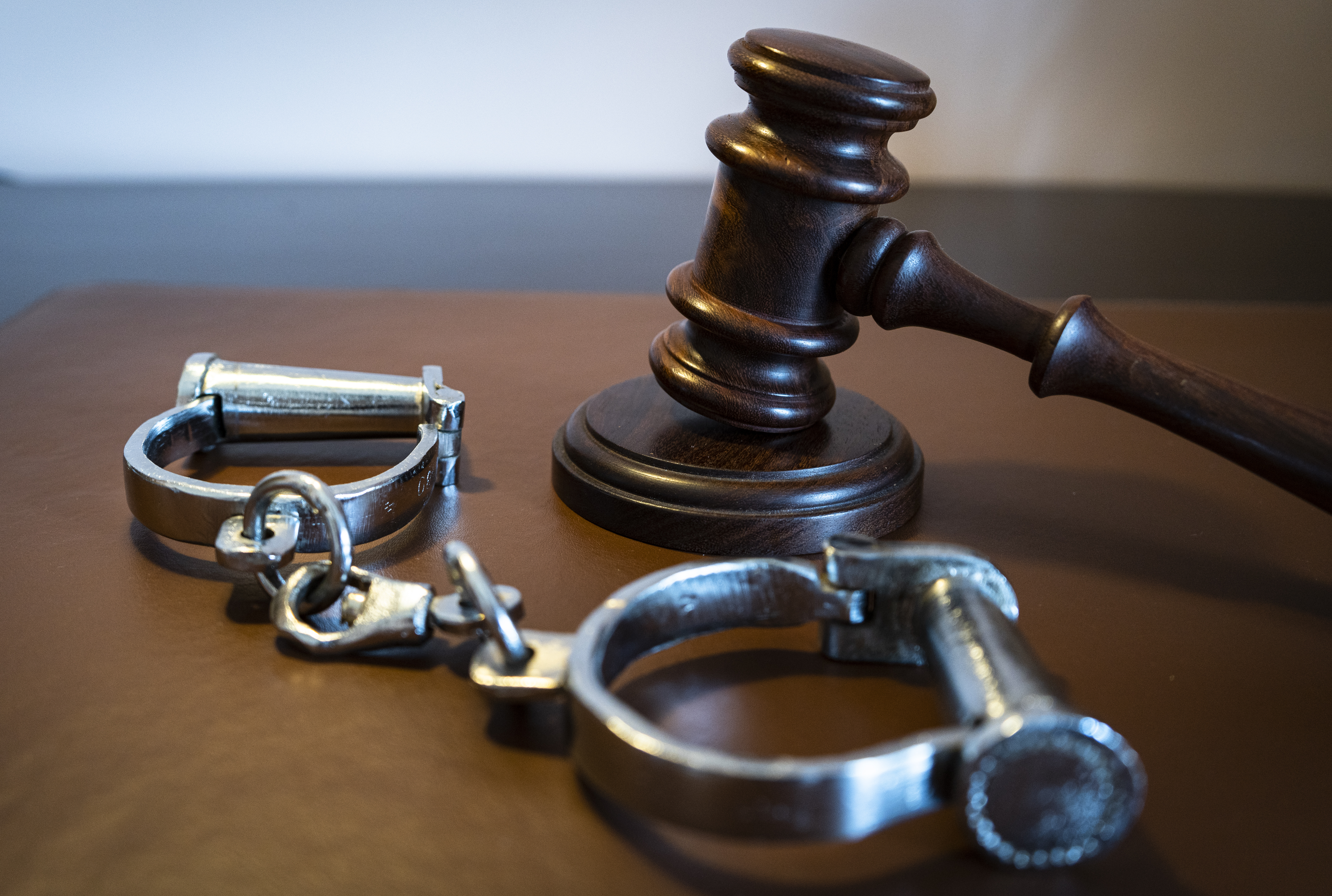 A pair of hsndcuffs and a judge's gavel | Source: Getty Images