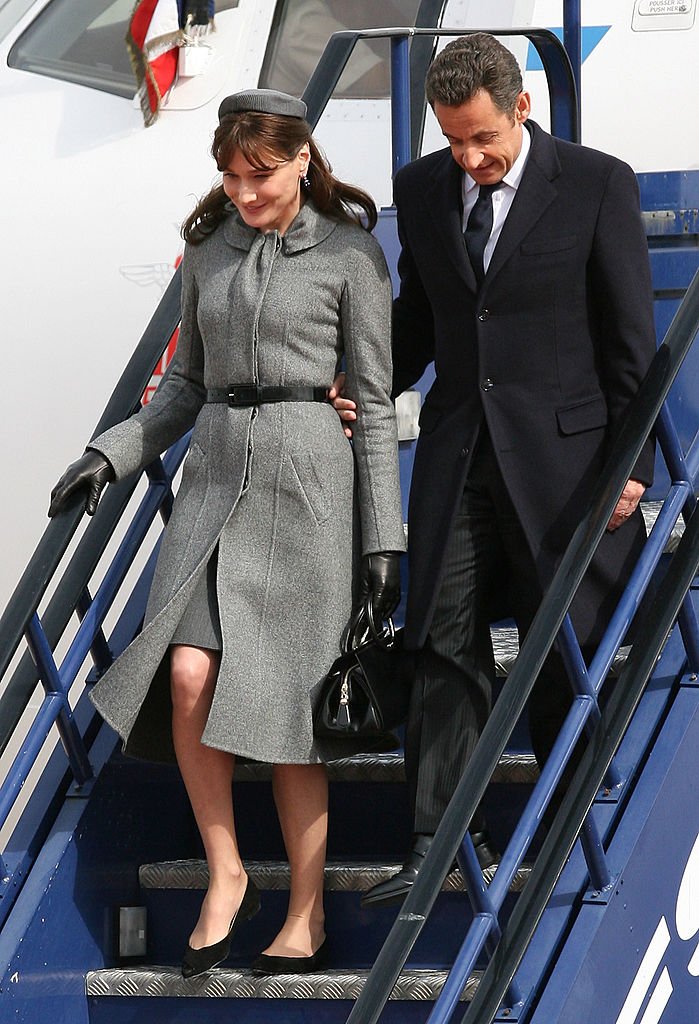  Nicolas Sarkozy et sa femme Carla Bruni-Sarkozy descendant d'un avion | photo : Getty Images
