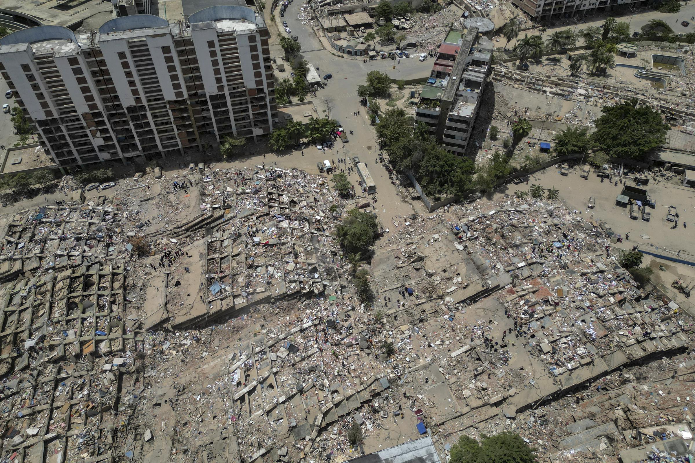 An aerial view shows the widespread destruction left behind by the twin earthquakes in Caraballeda, La Guaira. Entire blocks of collapsed buildings and debris highlight the scale of the disaster. Source: Getty Images