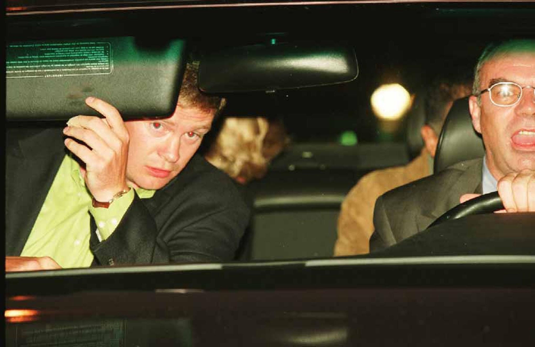 Prinzessin Diana und Dodi Fayed (beide teilweise sichtbar auf dem Rücksitz), Leibwächter Trevor Rees-Jones (vorne, links) und Fahrer Henri Paul kurz vor dem tödlichen Unfall, bei dem Diana, Fayed und Paul in Paris am 31. August 1997 ums Leben kamen. | Quelle: Getty Images
