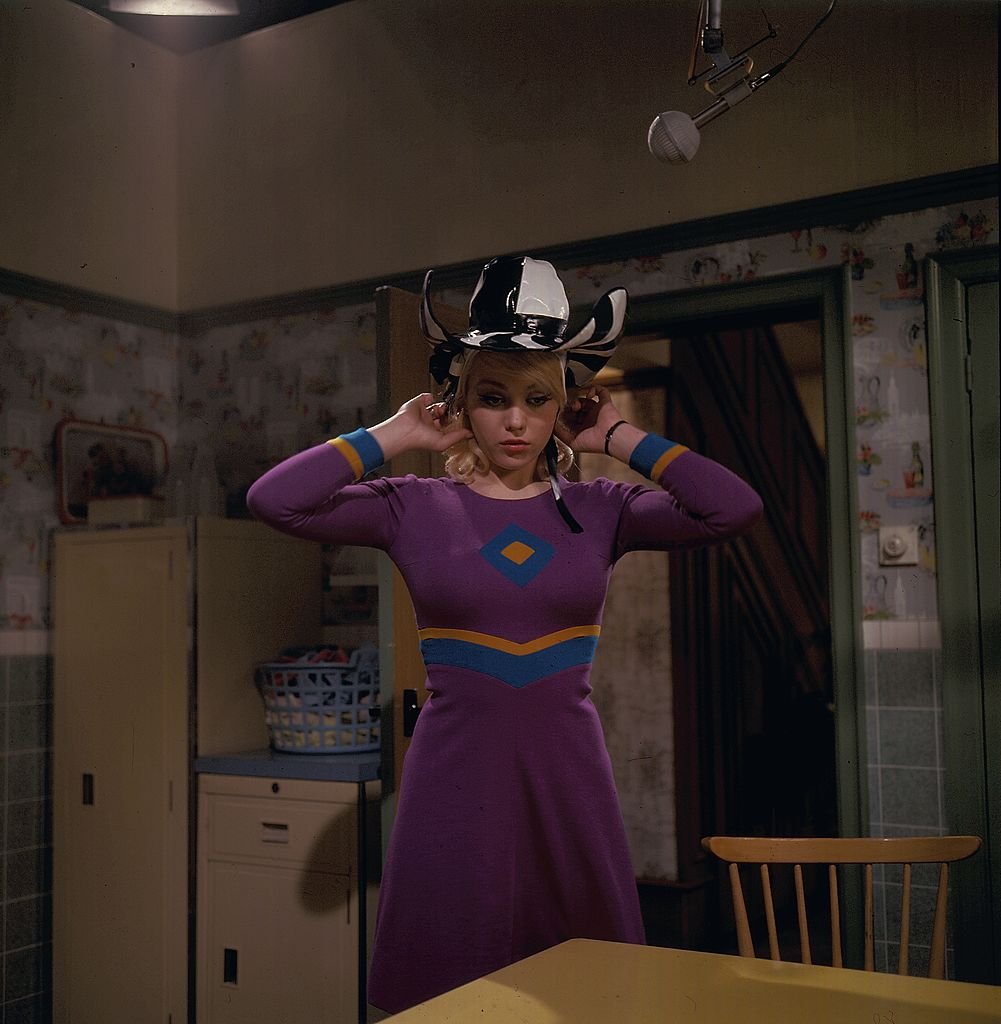 L'actrice anglaise Margaret Nolan dans une scène de la série télévisée "Compensation Alice" en 1967. | Photo : Getty Images
