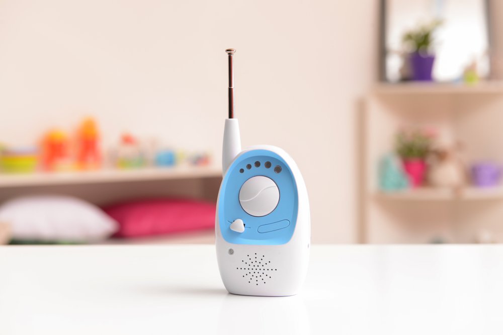 Babyphone audio moderne sur une table de chambre. | Shutterstock Babyphone audio moderne sur une table de chambre. | Shutterstock
