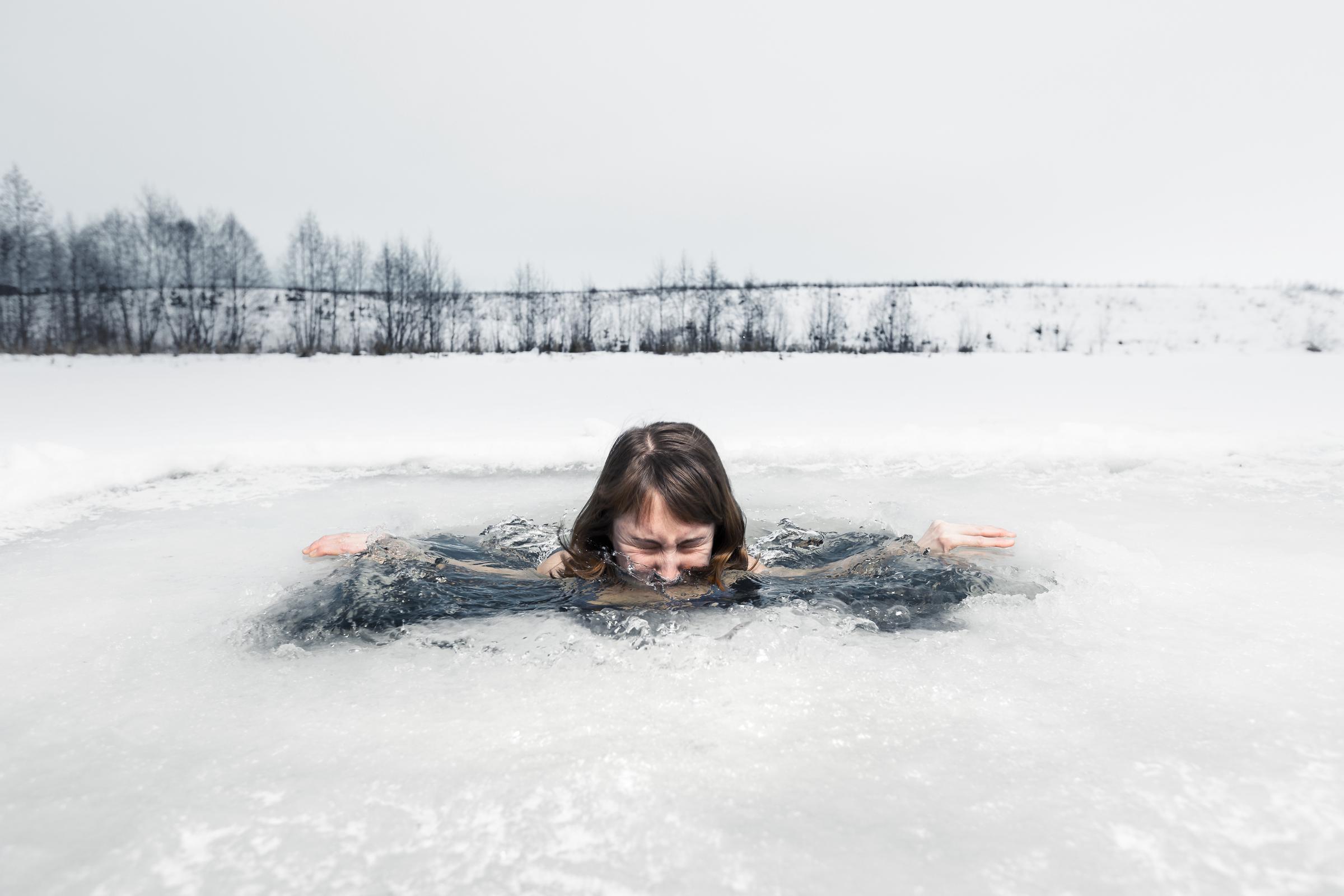 A woman sumberged in an hole | Source: Shutterstock