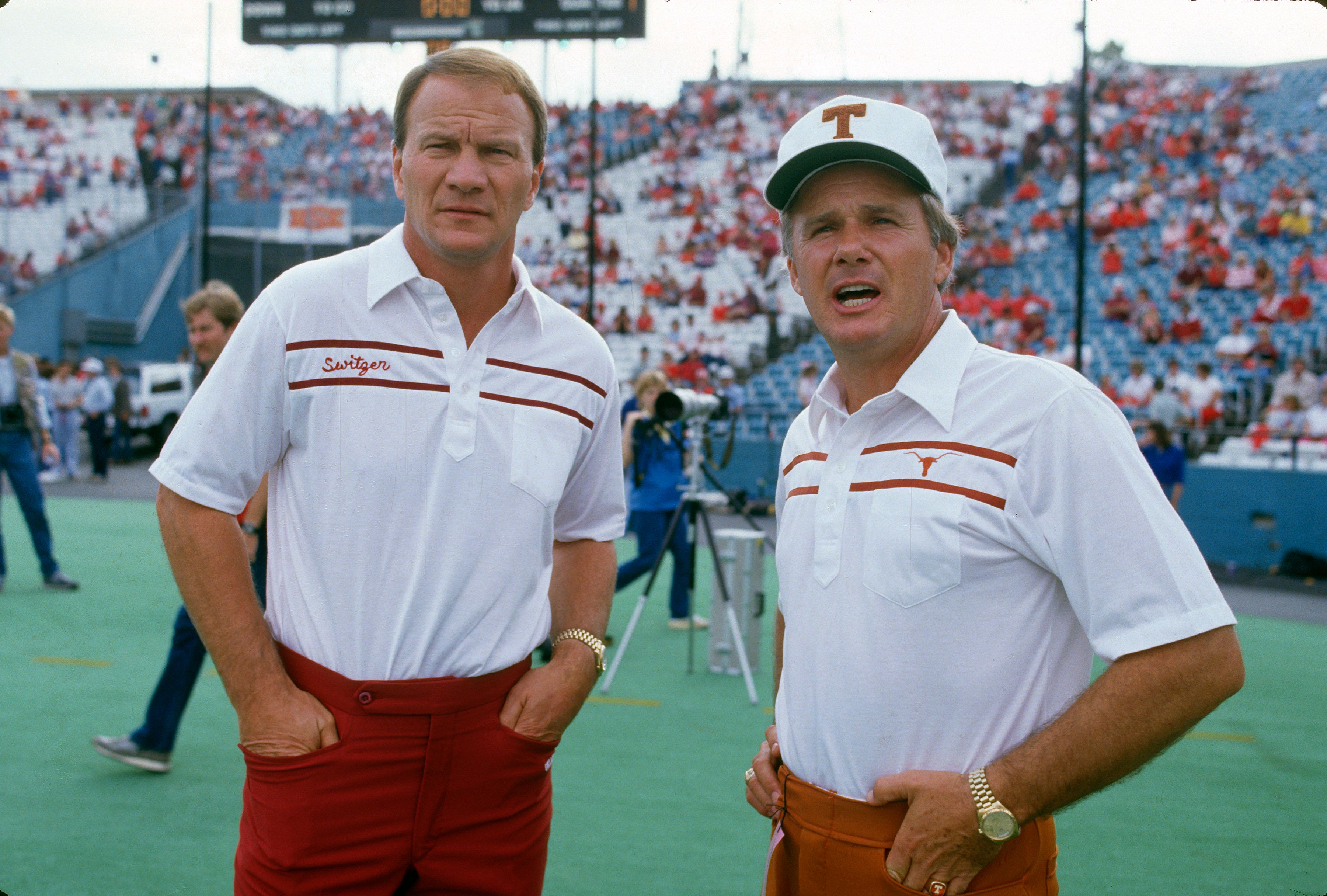  Barry Switzer of the University of Oklahoma and Fred Akers looks on prior to their NCAA football game October 11, 1986, in Dallas, Texas. | Photo: Getty Images