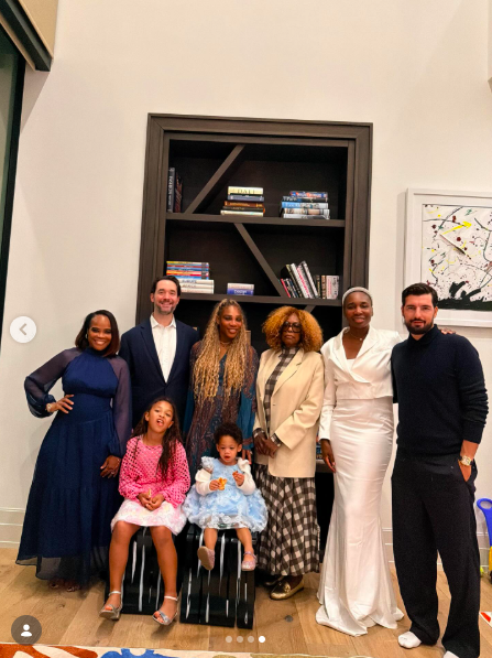 Serena and Venus Williams with their husbands, Alexis Ohanian and Andrea Preti, their mother, Oracene Price, Serena's kids, and another loved one. | Source: Instagram/serenawilliams