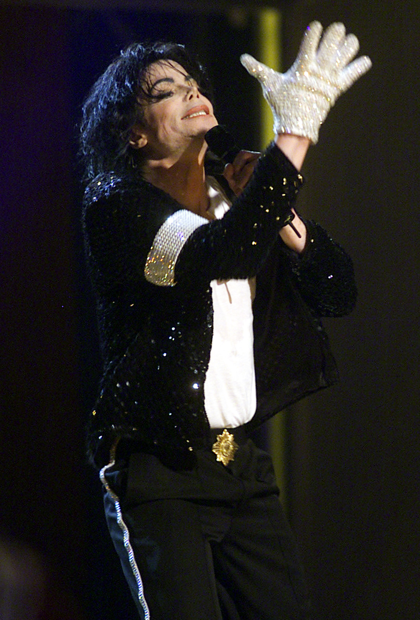 Michael Jackson sports a white glove during a concert in New York on September 7, 2001 | Source: Getty Images