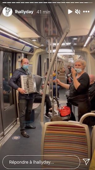 Un musicien qui joue de l'accordéon. | Photo : Story Instagram / lhallyday