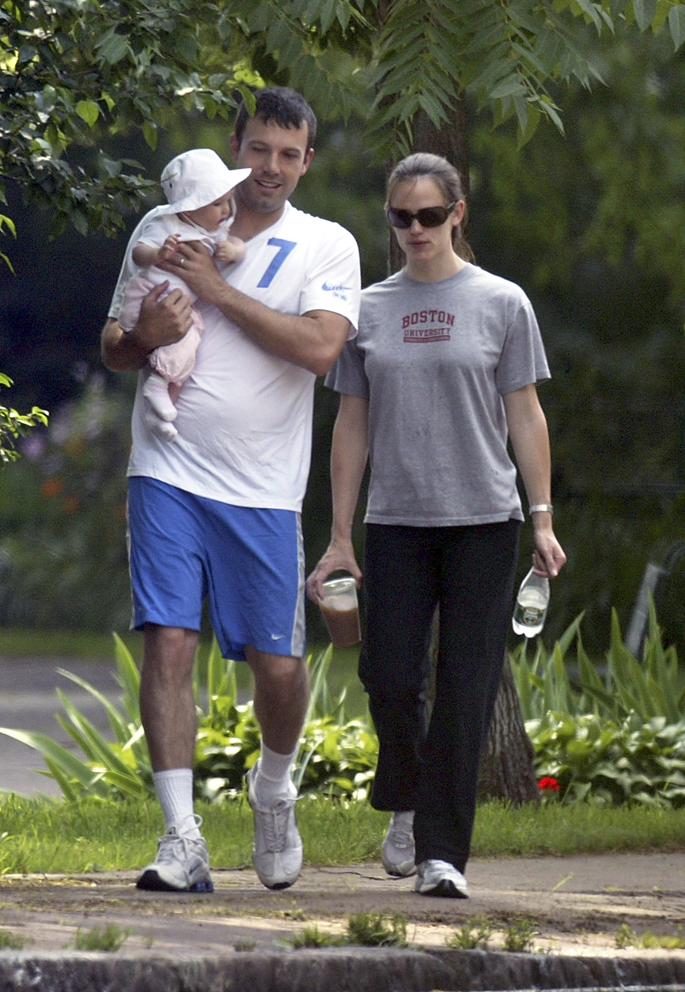 Ben Affleck, Jennifer Garner, and Violet Affleck in Cambridge, Massachusetts on June 30, 2006 | Source: Getty Images