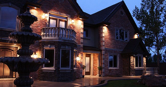 Photo of houses in the dark. | Photo: Shutterstock