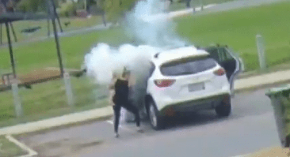 Mujer asustada con vehículo humeante / Imagen tomada de: Twitter / 9NewsSyd