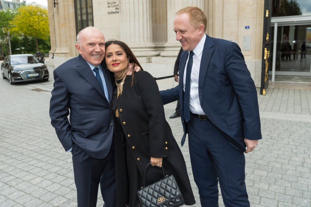 François Pinault, Salma Hayek et François-Henri Pinault assistent à la soirée d'ouverture de la " Bourse de Commerce. | Photo : Getty Images
