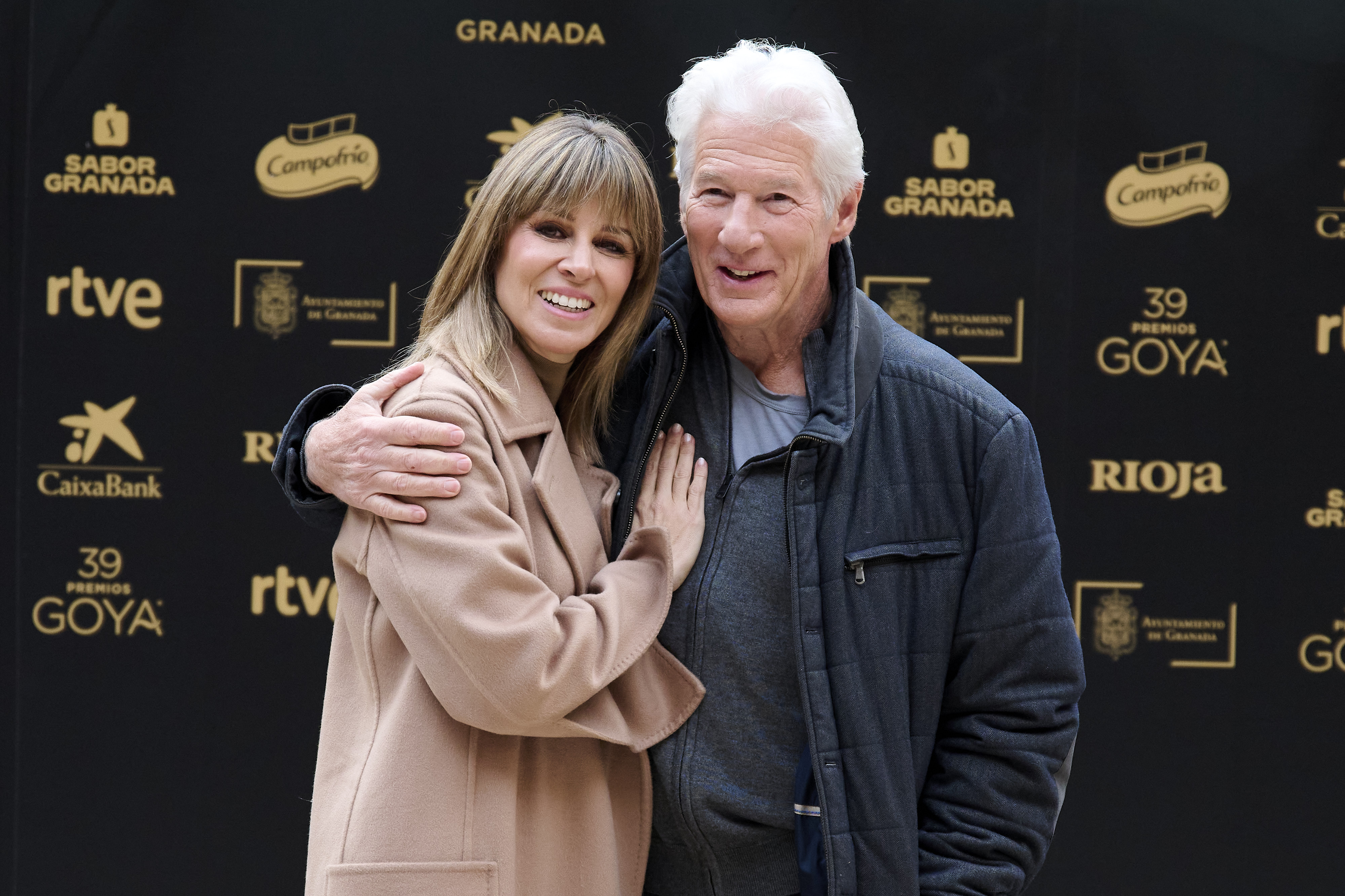 At the Goya International Award photocall on February 7, 2025, held at the historic Charles V's Palace in Alhambra, Granada, Richard Gere and Alejandra Silva smiled warmly — he in a navy coat, she in winter white, framed by stone arches and soft light.