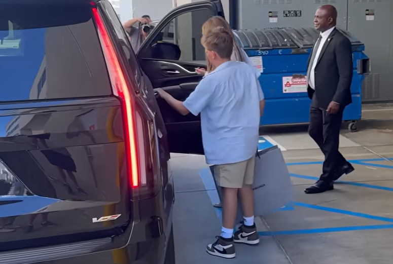 Jennifer Lopez and Samuel Affleck return to their waiting car during a shopping outing, from a video dated September 7, 2025 | Source: YouTube/@x17online