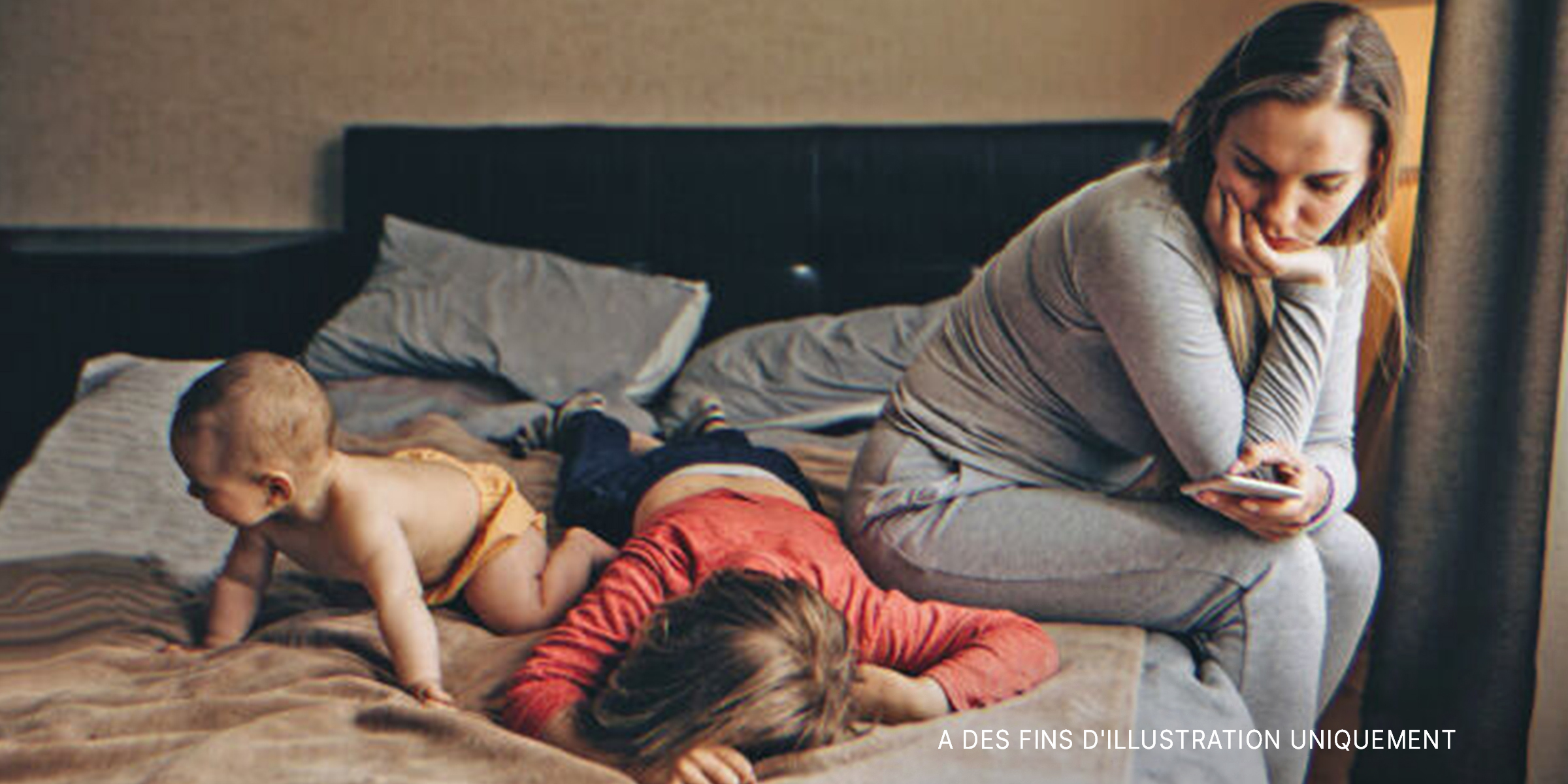 Une mère fatiguée avec deux enfants. | Source : Getty Images