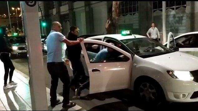 El taxista arremete contra el pasajero, mientras algunos hombres intentan detener la agresión. Fuente: Facebook / Max Gomez El taxista arremete contra el pasajero, mientras algunos hombres intentan detener la agresión. Fuente: Facebook / Max Gomez