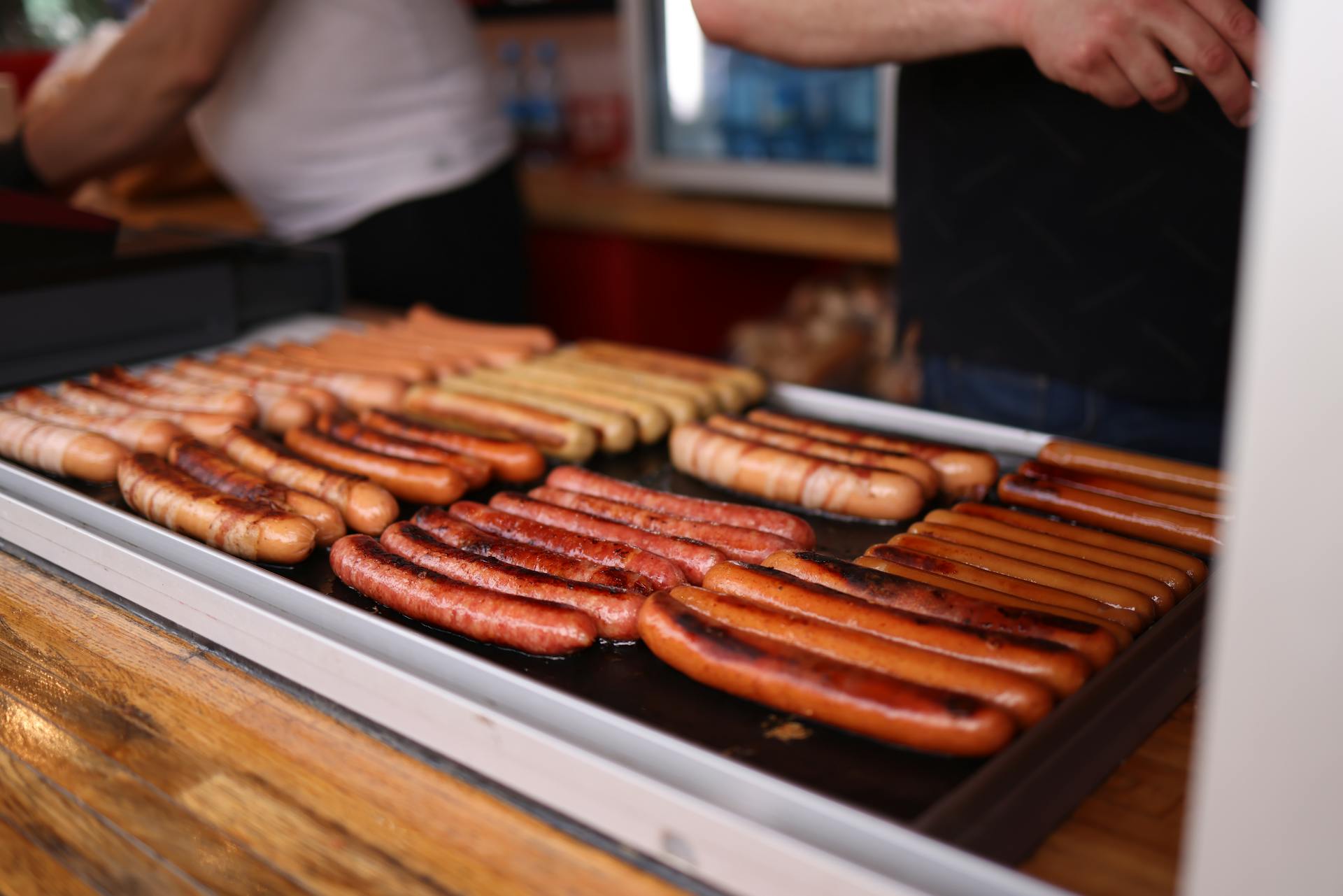 Sausages on a grill | Source: Pexels