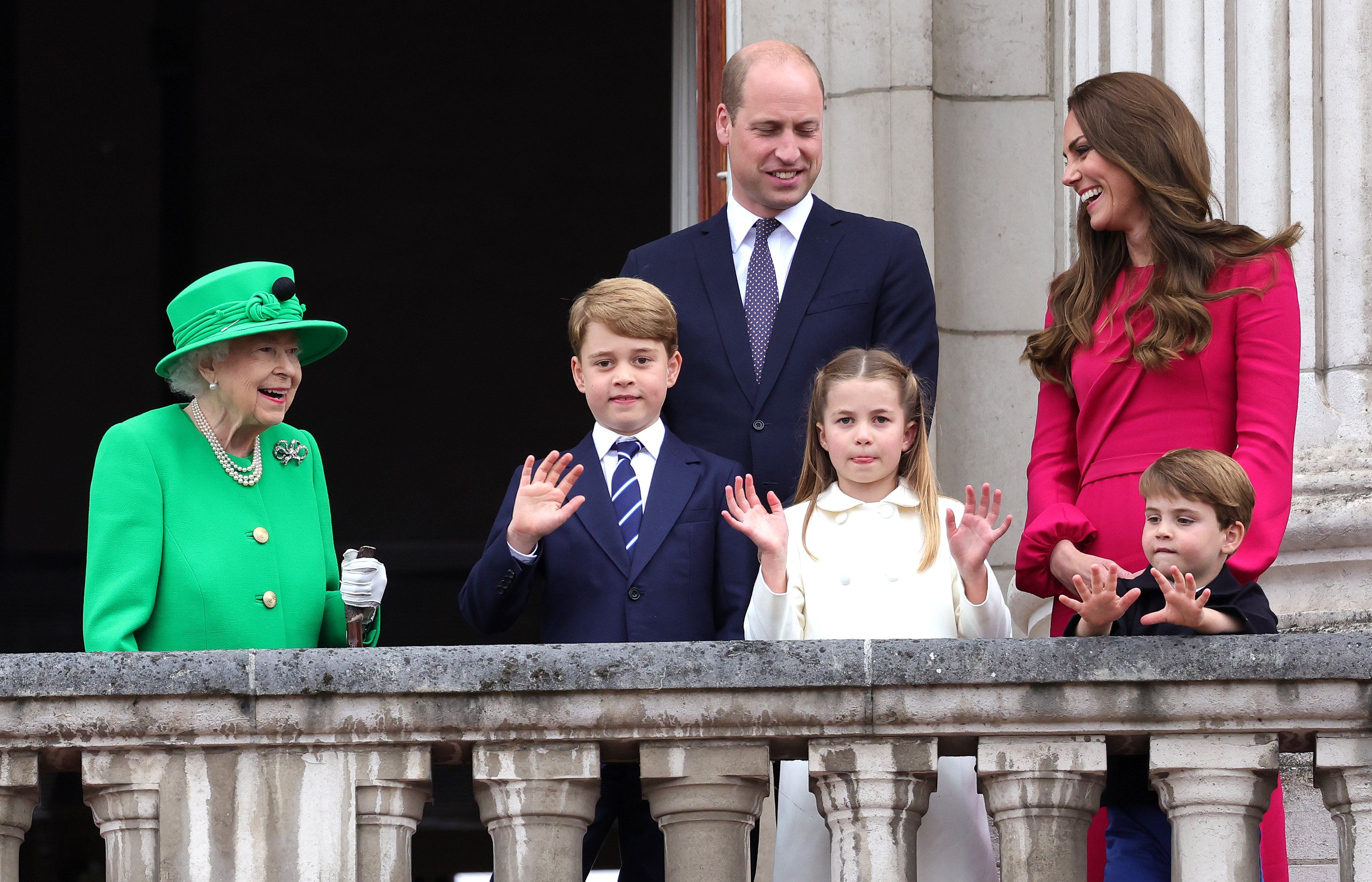  Queen Elizabeth II, Prince George of Cambridge, Prince William, Duke of Cambridge, Princess Charlotte of Cambridge, Catherine, Duchess of Cambridge and Prince Louis of Cambridge on the balcony of Buckingham Palace during the Platinum Jubilee Pageant on June 05, 2022 in London, England | Source: Getty Images