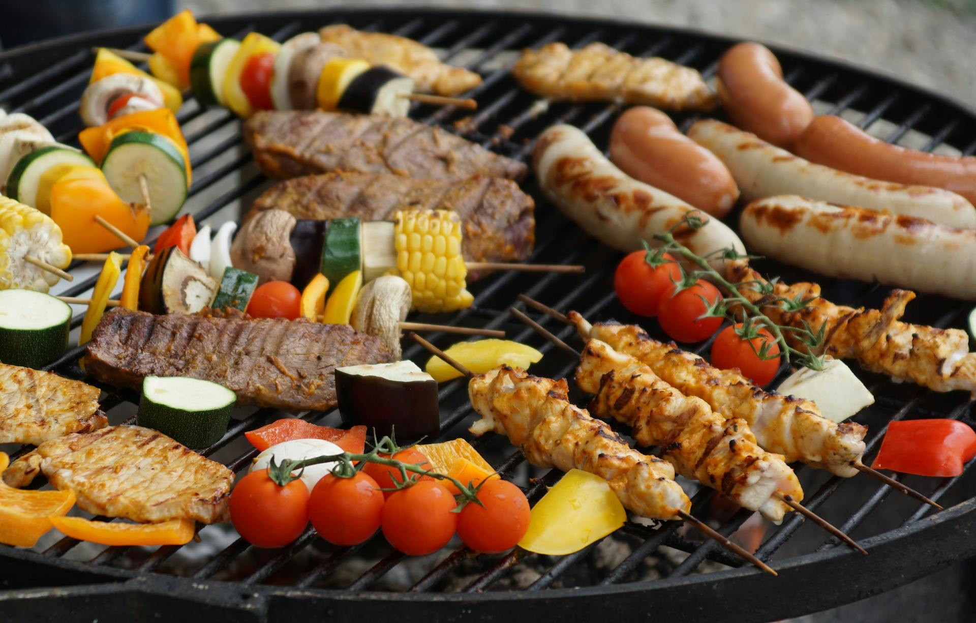 Barbecue sticks lying on a charcoal grill | Source: Pexels