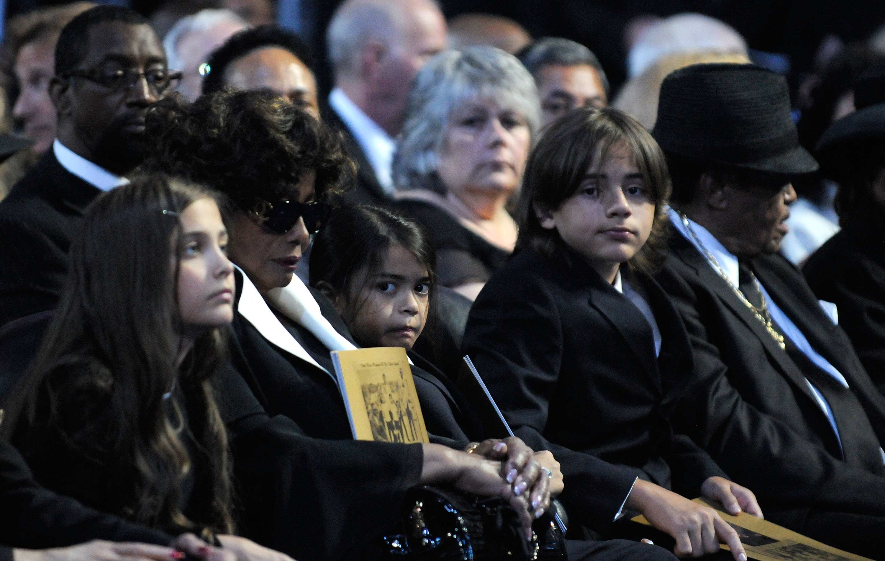 Katherine Jackson sits with Michael Jackson's children during his public memorial service in Los Angeles, California, on July 7, 2009 | Source: Getty Images