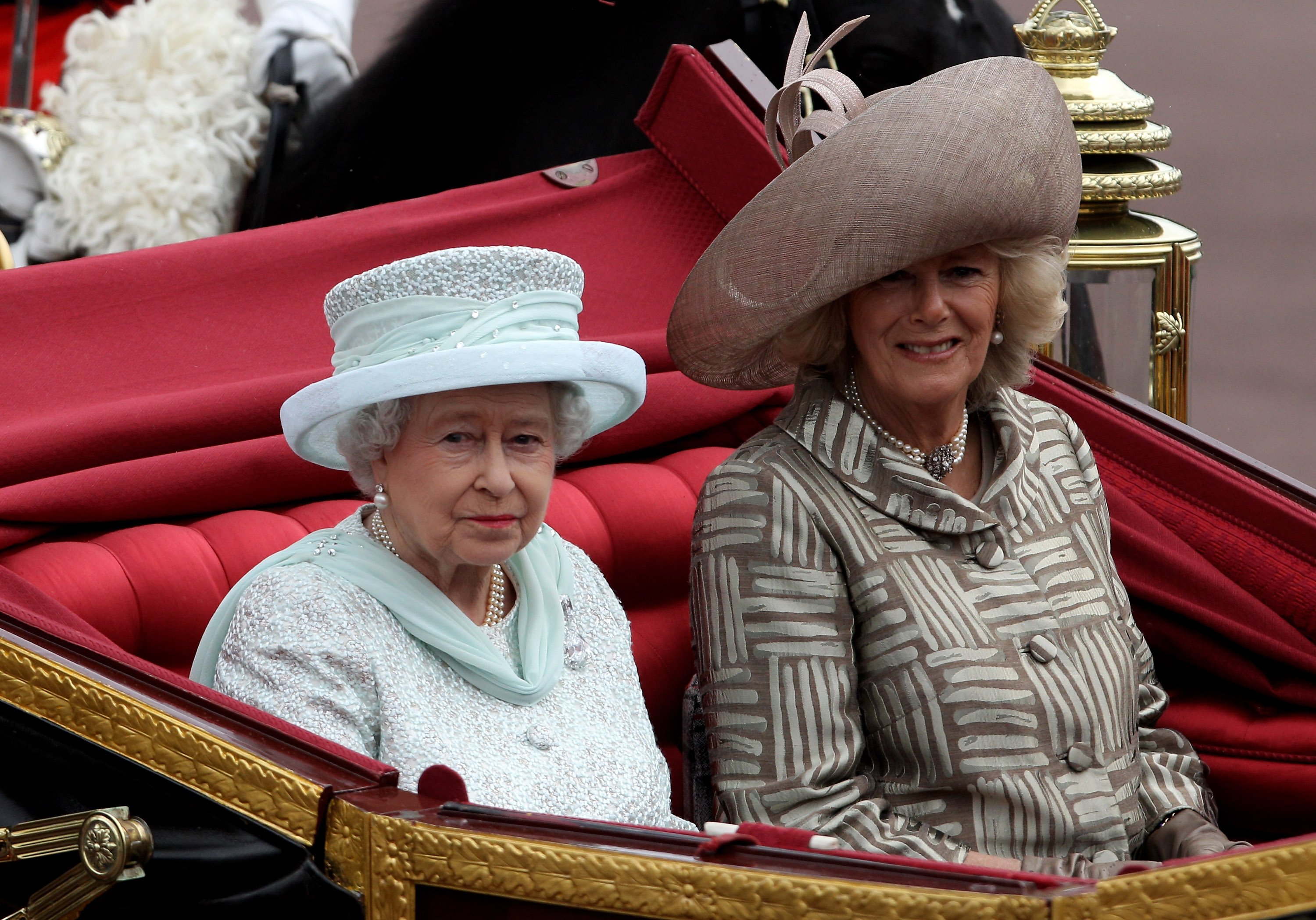 La reina consorte Camilla y la reina Elizabeth II II en Londres, en 2012. | Foto: Getty Images