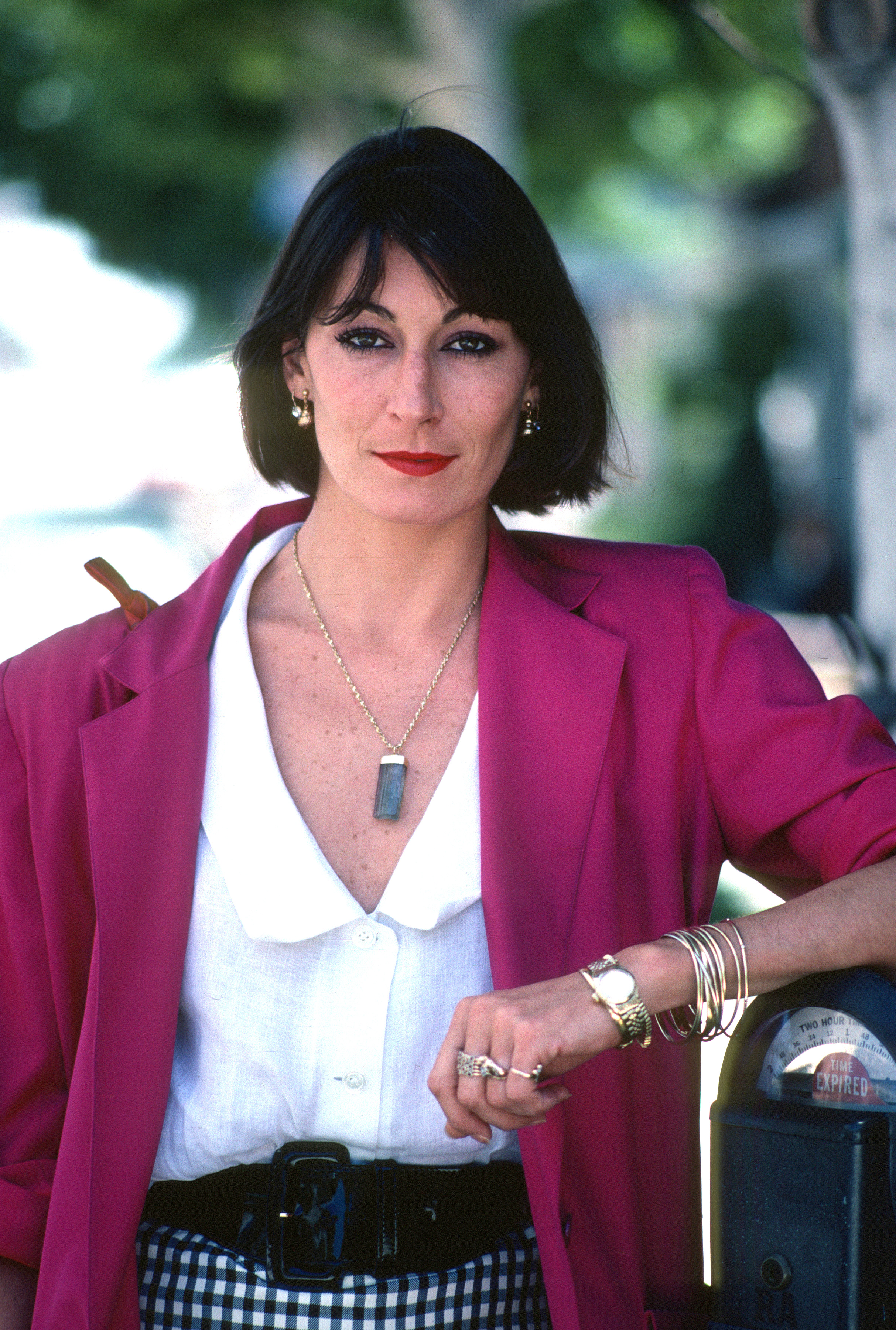 Anjelica Houston, actress, and daughter of actor/director John Houston, pictured on March 10, 1985, on Beverly Hills Street, Los Angeles, California. | Source: Getty Images