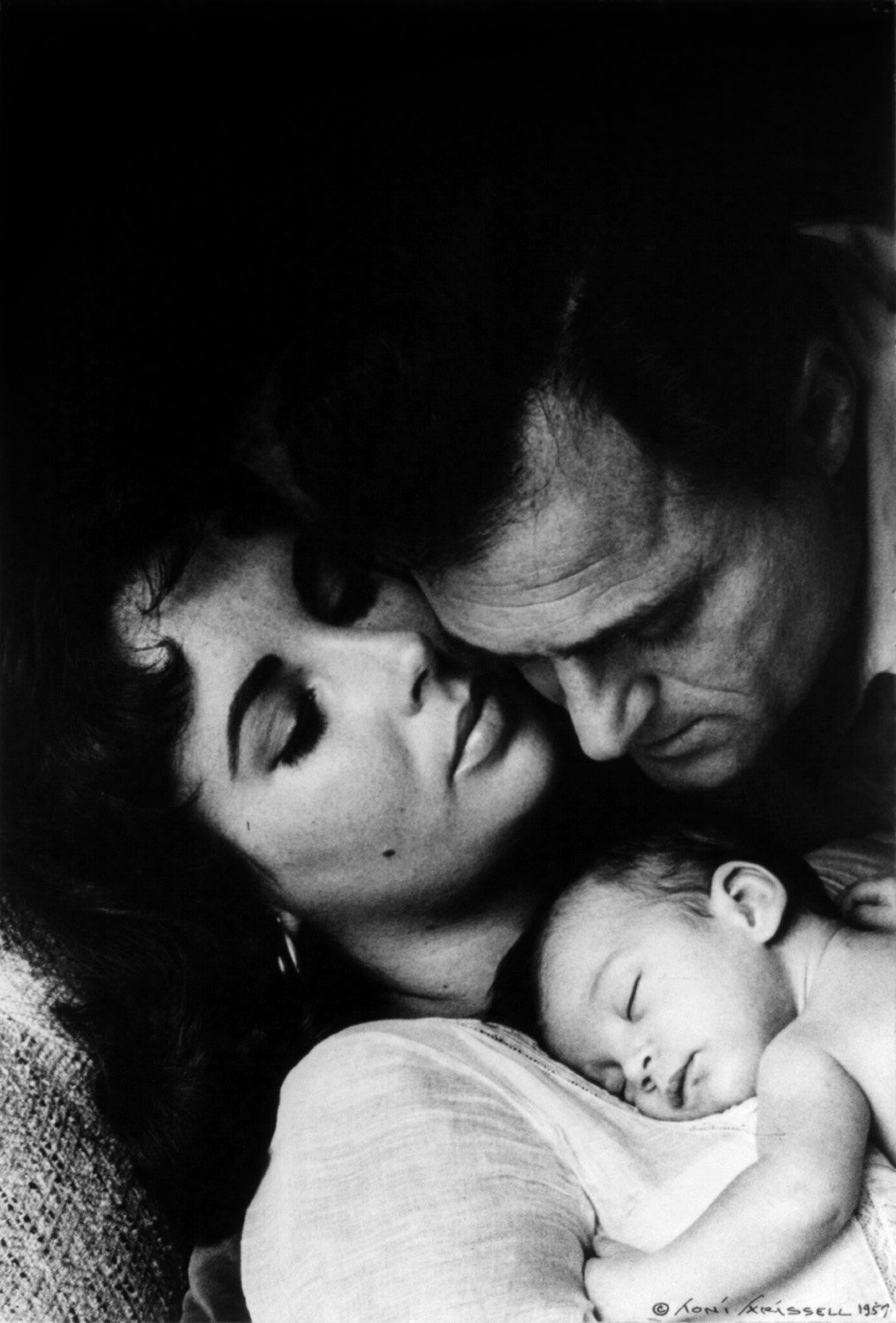 Mike Todd with daughter Liza and wife Elizabeth Taylor, 1957 | Photo: Wikimedia Commons Images