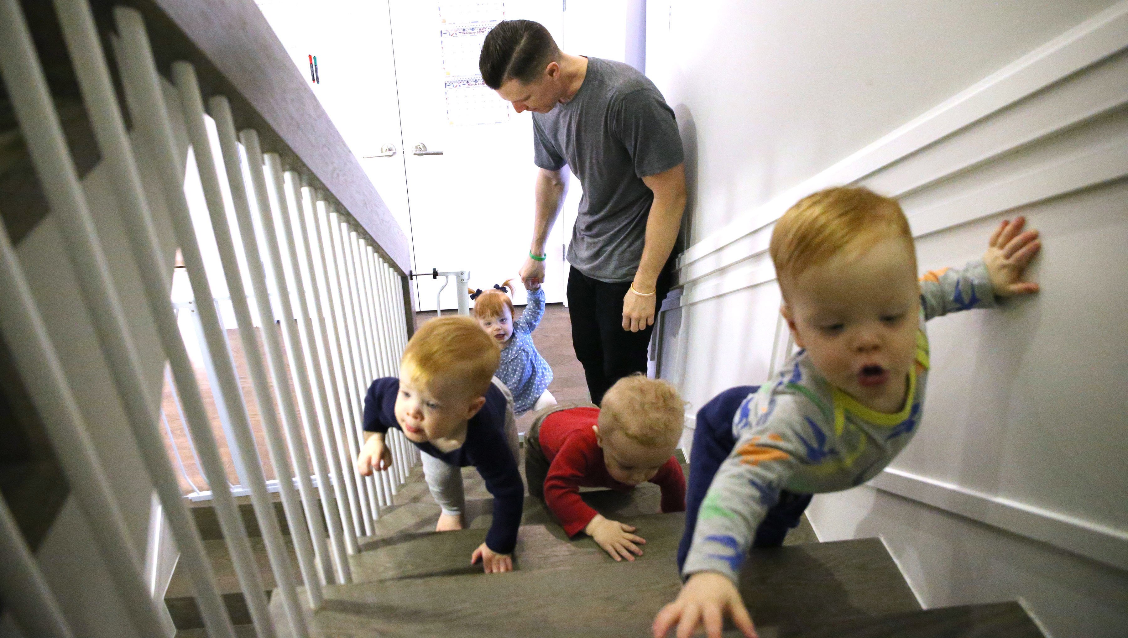 Charlie Whitmer and his children run up the stairs. | Source: Getty Images