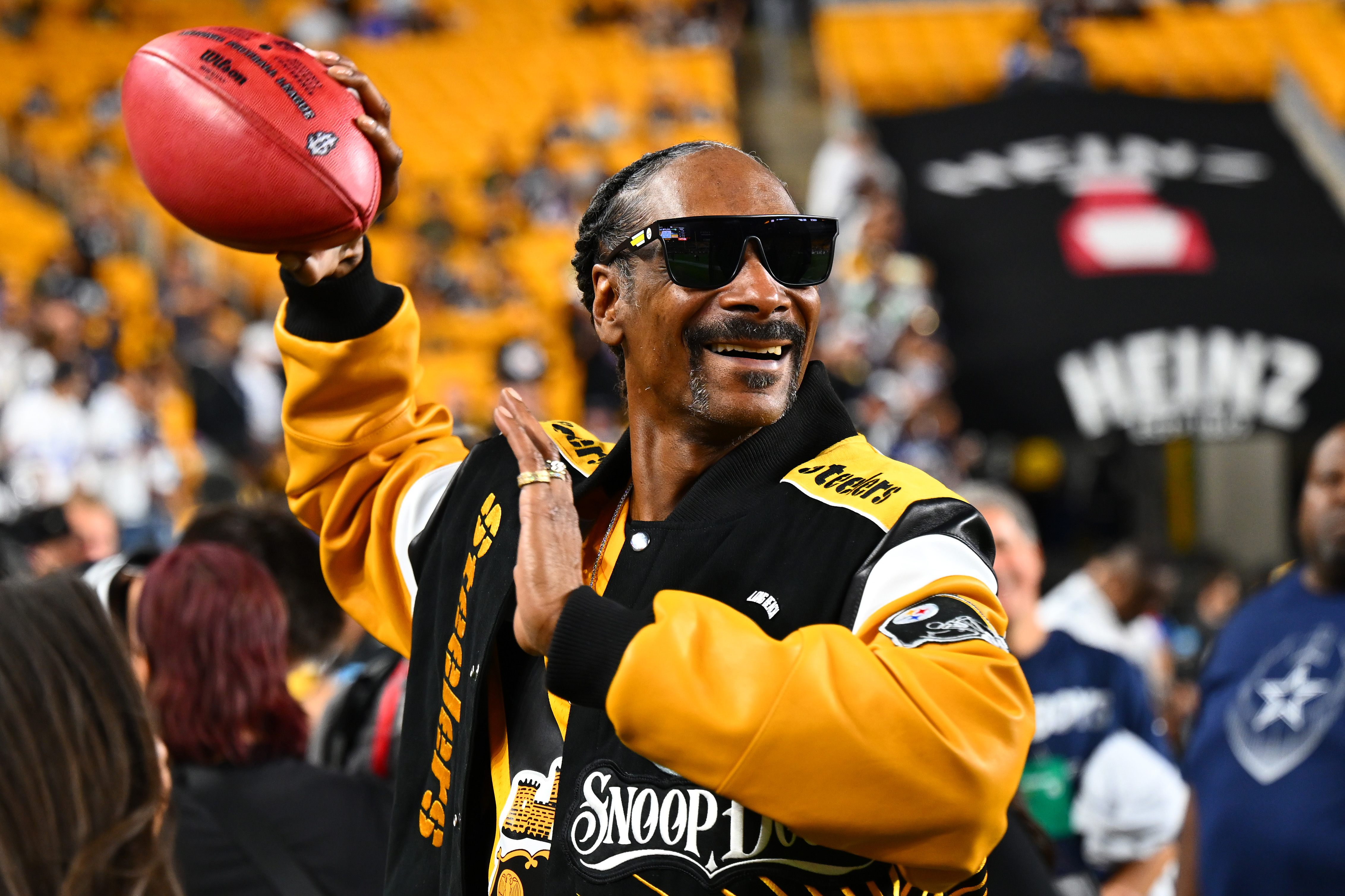 Snoop Dogg throws the ball prior to the game between the Dallas Cowboys and the Pittsburgh Steelers at Acrisure Stadium in Pittsburgh, Pennsylvania, on October 6, 2024 | Source: Getty Images