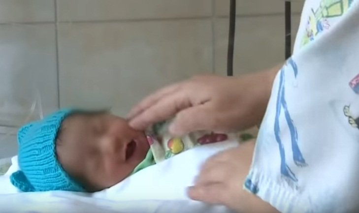 La bebé rescatada recibe atención en un hospital de San Petersburgo. | Foto: YouTube/Россия 24 La bebé rescatada recibe atención en un hospital de San Petersburgo. | Foto: YouTube/Россия 24