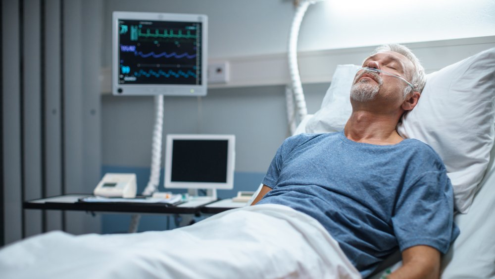 Un homme âgé dans un lit d'hôpital. l Source : Shutterstock Un homme âgé dans un lit d'hôpital. l Source : Shutterstock