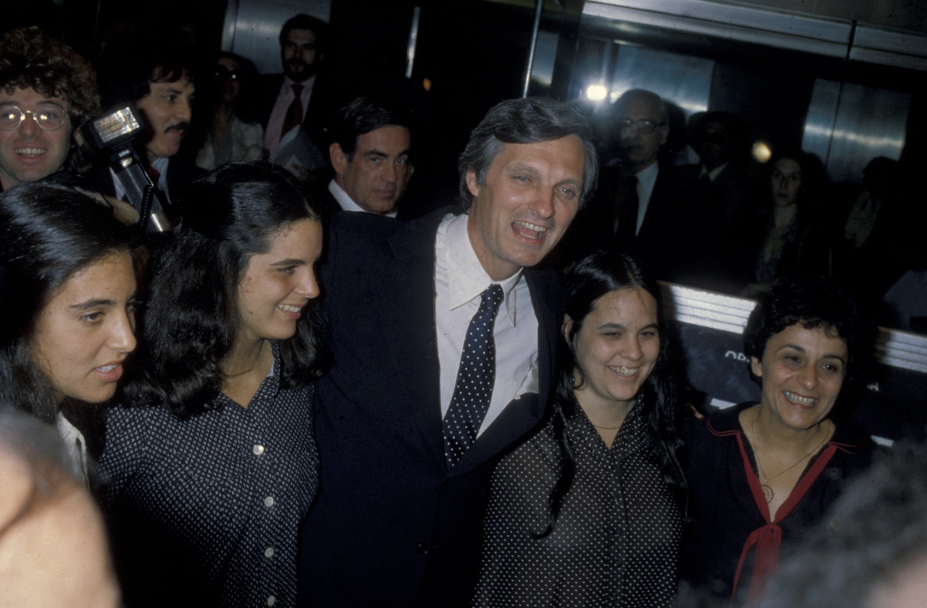 Alan Alda, Arlene Weiss and their daughters Elizabeth Alda, Eve Alda and Beatrice Alda attending 19th Birthday Party for Elizabeth Alda on August 15, 1979 at the Promenade Cafe in New York City | Source: Getty Images