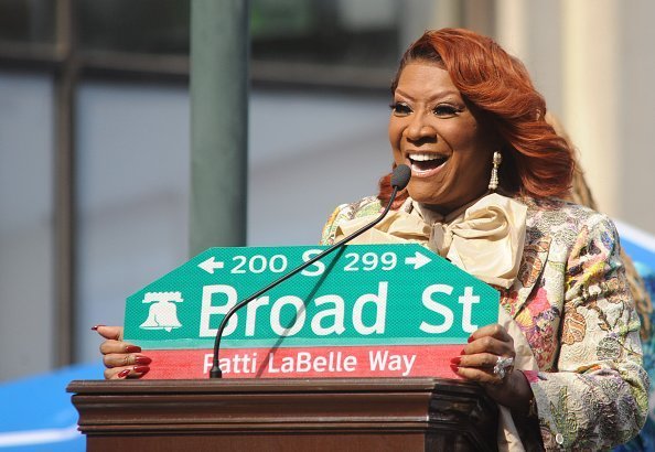 Patti La Belle expressing her happiness holding up a Philadelphia street sign bearing her name. | Photo: Getty Images