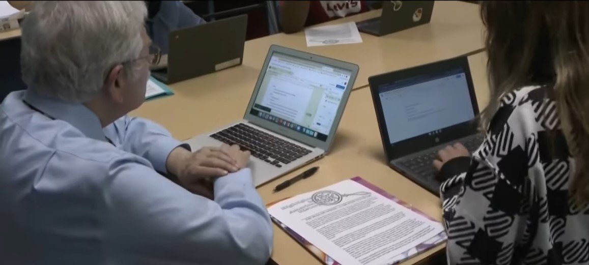 Picture of Dan Gill in the library | Source: Youtube/CBSNewYork